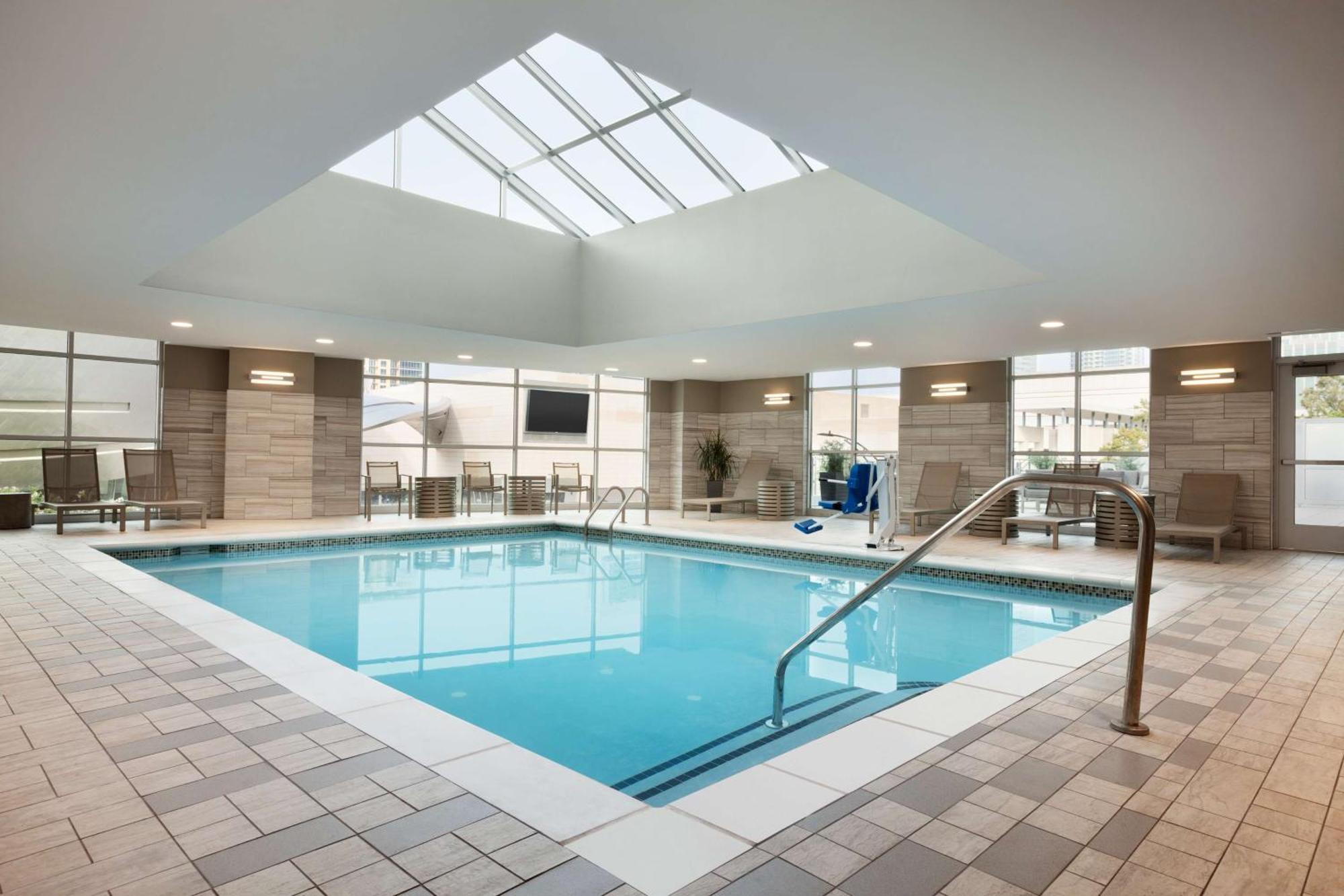Embassy Suites By Hilton Charlotte Uptown Dış mekan fotoğraf