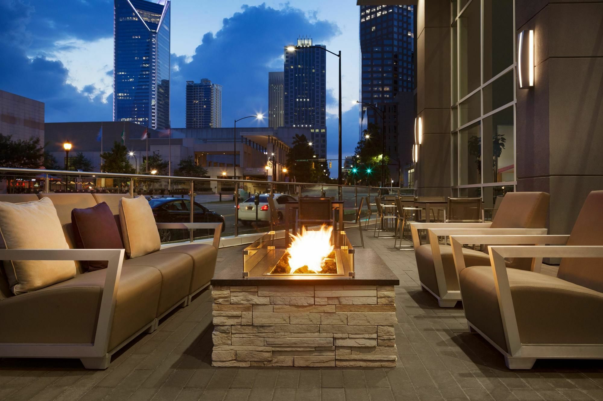 Embassy Suites By Hilton Charlotte Uptown Dış mekan fotoğraf